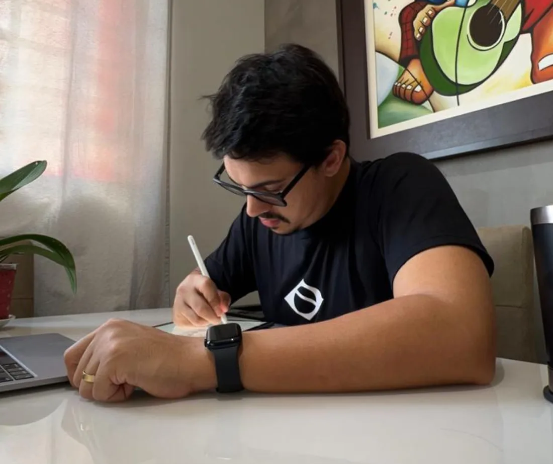 Prof. Jota Sobreira resolvendo uma questão da PND no iPad, com caneta.